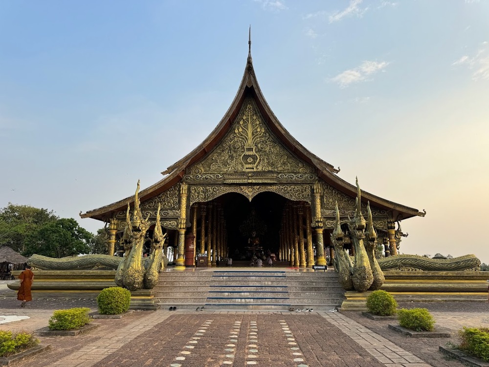 Mặt trước của Wat Phu Prao.