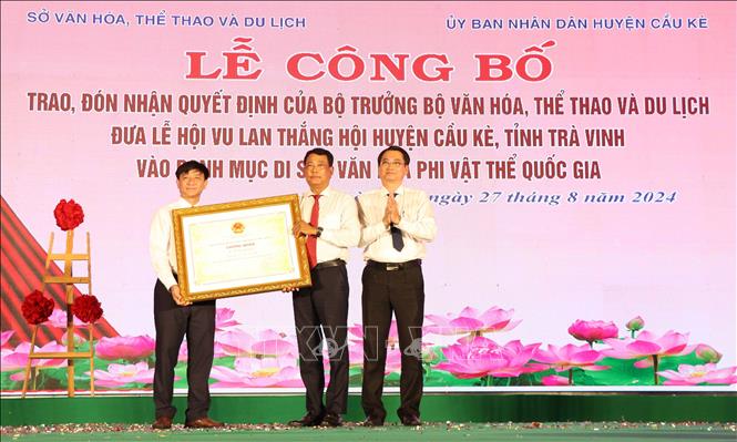 Lãnh đạo UBND huyện Cầu Kè và Sở Văn hóa, Thể thao và du lịch Trà Vinh đón nhận quyết định của Bộ Văn hóa, Thể thao và Du lịch công nhận Lễ hội Vu lan thắng hội huyện Cầu Kè là di sản văn hóa phi vật thể quốc gia - Ảnh: TTXVN