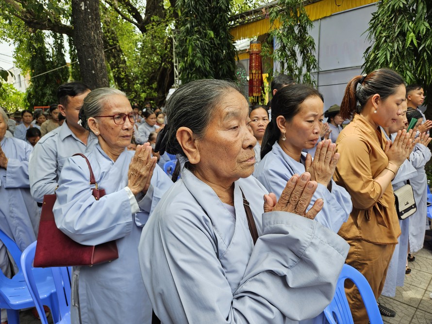 Người thân của các nạn nhân mất vì tai nạn giao thông cầu nguyện