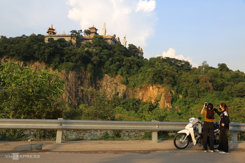 Dưới chân núi là hồ nước được tạo thành do khai thác đá, tạo nên khung cảnh sơn thủy hữu tình. Lượng khách đến chùa đông vào ngày cuối tuần, các dịp mùng Một, Rằm mỗi tháng, ước tính hàng trăm nghìn lượt khách mỗi năm. Thăm chùa Châu Thới, du khách có thể kết hợp thăm các di tích lịch sử như căn cứ cách mạng Hố Lang, nhà máy ga xe lửa Dĩ An.