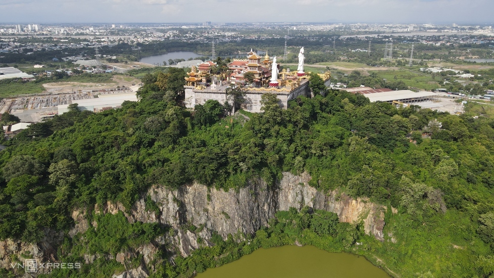 Chùa Châu Thới nằm trên đỉnh núi cùng tên, được xây dựng năm 1612. Cổng thông tin điện tử tỉnh Bình Dương giới thiệu đây là ngôi chùa cổ nhất ở tỉnh này. Năm 1989, chùa được công nhận di tích danh lam thắng cảnh cấp quốc gia. Chùa nằm bên cạnh quốc lộ 1K thuộc phường Bình An, TP Dĩ An, cách TP HCM khoảng 12 km, TP Biên Hòa 5 km và TP Thủ Dầu Một 20 km nên thu hút nhiều du khách, người dân đến thắp hương, chiêm bái.