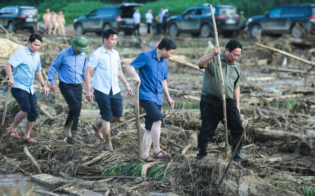 Thủ tướng tới hiện trường vụ sạt lở ở làng Nủ. Ảnh: Hân Nguyễn