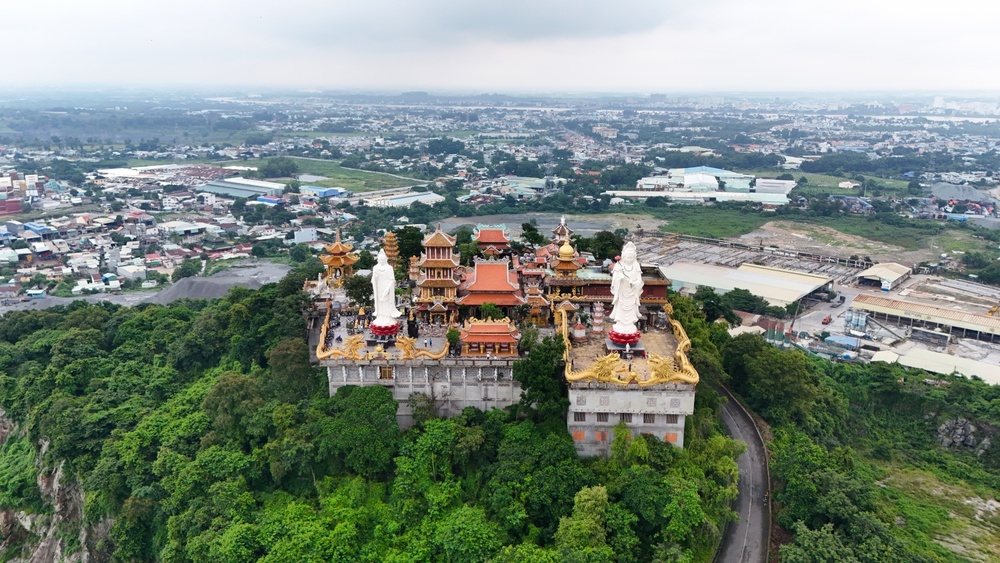 Theo tài liệu của Bảo tàng tỉnh Bình Dương, trên đỉnh núi Châu Thới có một ngôi chùa được xây dựng từ năm 1612. Trải qua hơn 400 năm, chùa Châu Thới đã được trùng tu, tôn tạo nhiều lần.