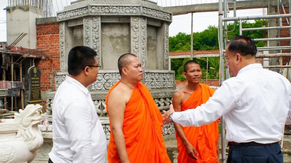 Đại đức Châu Hoài Thái (thứ 2 từ trái qua) đang xây dựng chùa Tông Kim Quang, ngôi chùa Khmer đầu tiên ở tỉnh Bình Dương