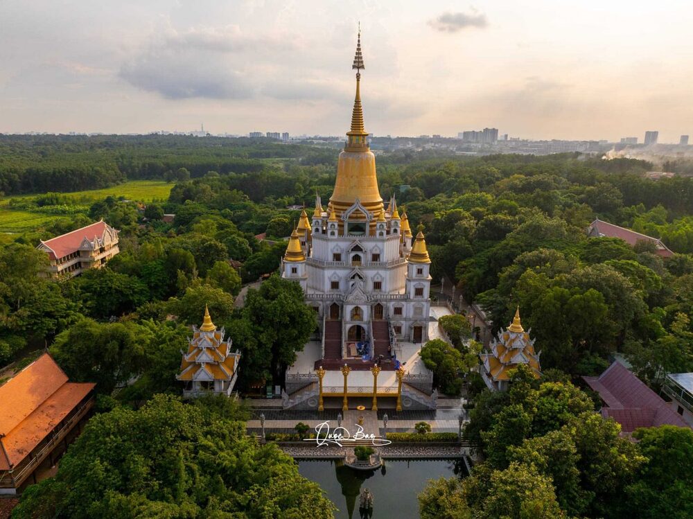 Khuôn viên chùa bao gồm các công trình như Chánh điện, Tăng xá, Âm thất hay Trai đường. Diện tích rộng lớn ấy được phủ kín một màu xanh của cây cỏ, tạo nên một bầu không khí trong lành. Ảnh: Quốc Bảo