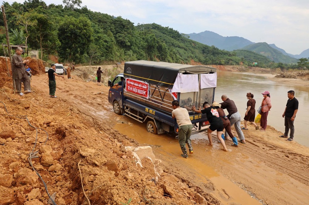 Đường vào các thôn, bản sau thiên tai