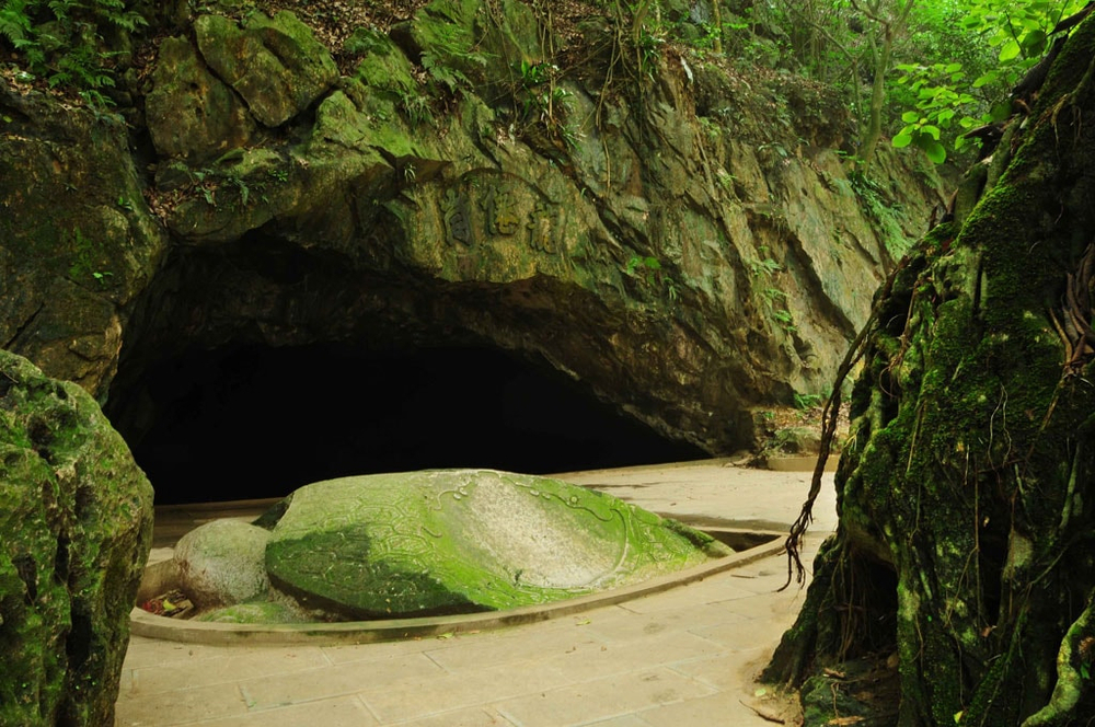 Chùa Hang, hay còn gọi là “Long tiên động”, ở giữa núi Trầm. Ảnh: Phòng Văn hóa - Thông tin huyện Chương Mỹ