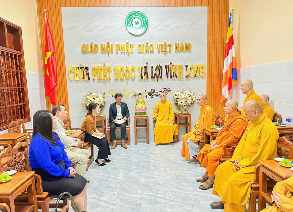 Đoàn Tổng Lãnh sự Mỹ đã đến thăm Văn phòng Ban Trị sự Giáo hội Phật giáo Việt Nam tỉnh Vĩnh Long