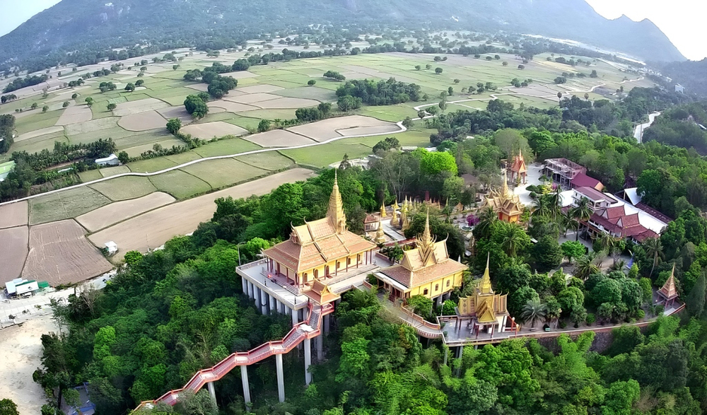 Ngôi chùa là bức tranh tổng thể về kiến trúc chùa Nam tông Khmer, chứa đựng các chi tiết liên quan đến bản sắc văn hóa dân tộc.