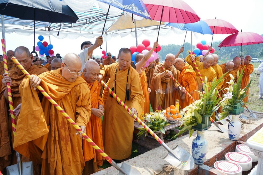 Nghi thức động thổ xây dựng.