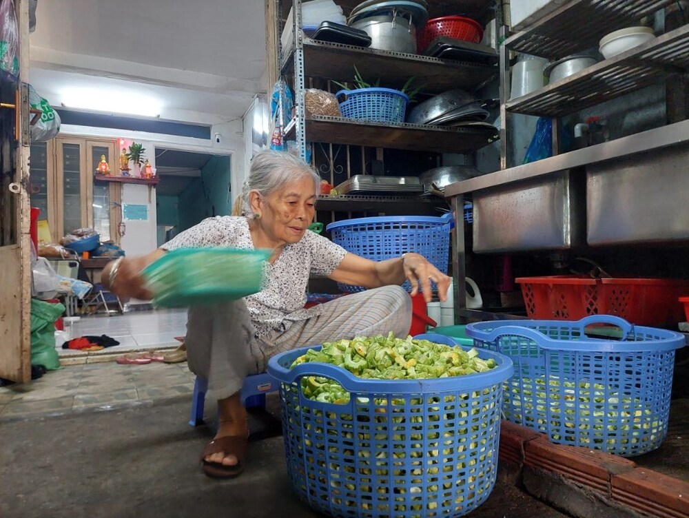 Từ khi nấu cơm chay phát tặng người nghèo, bà My thấy sức khỏe tốt hơn và tinh thần thư thái