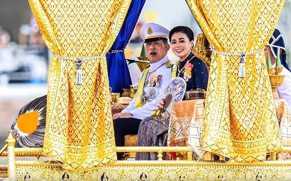 Đương kim Quốc vương Thái Lan Maha Vajiralongkorn (Vua Rama X) và Hoàng hậu Suthida ngồi trên thuyền rước hoàng gia - Ảnh: TTXVN