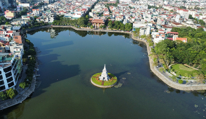 Đáng chú ý, giữa lòng hồ chùa Bầu còn có một ngôi bảo tháp, tạo nên khung cảnh đẹp cho toàn bộ khu vực này.