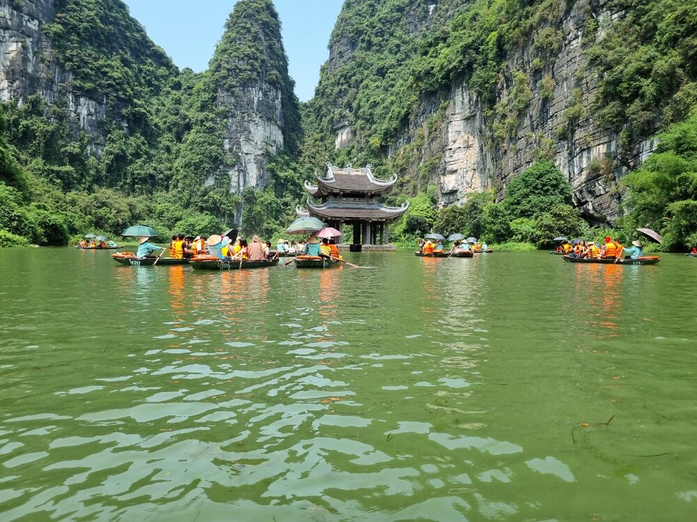 Vừa lênh đênh trên thuyền vừa ngắm núi non hùng vĩ khiến lòng tôi xao xuyến, bồi hồi.