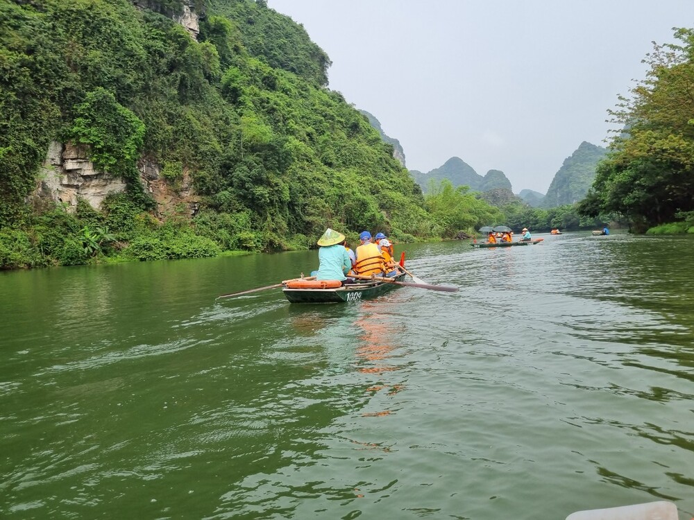 Thuyền đưa chúng tôi chiêm ngưỡng cảnh đẹp của Tràng An.