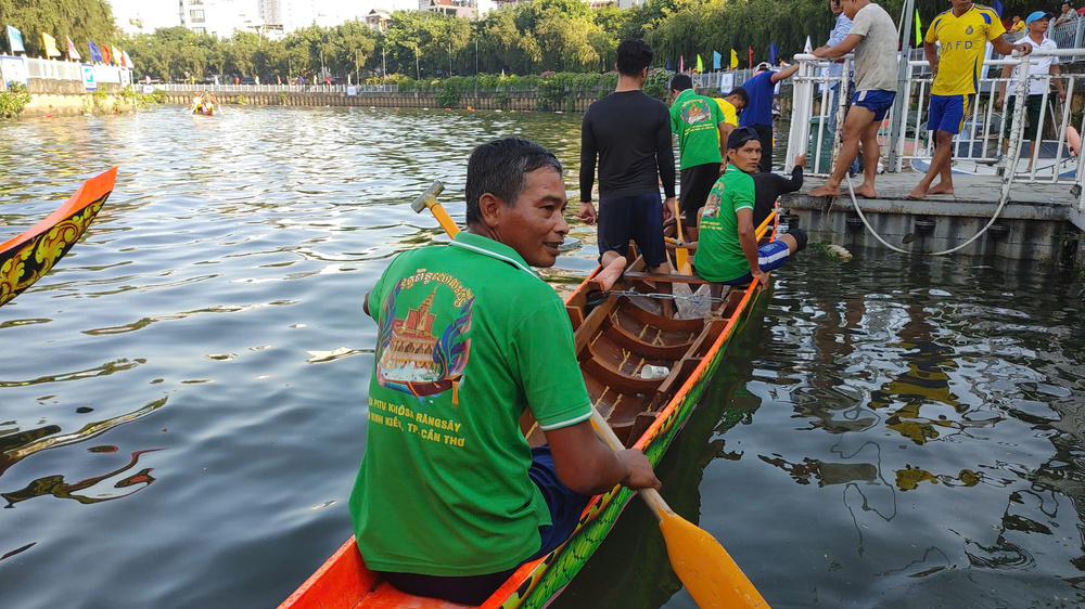 Song song với phần dự thi đua ghe ngo, Quận 3 sẽ tổ chức Chương trình biểu diễn nghệ thuật có sự tham gia của các ca sĩ với các ca khúc ca ngợi quê hương đất nước, các ca khúc dân gian dân tộc Khmer.