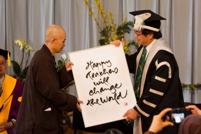 “Happy teachers will change the world” (Thầy cô giáo hạnh phúc sẽ thay đổi thế giới) - Thông điệp của Thiền sư Nhất Hạnh ảnh hưởng lớn đến những người làm nghề giáo. Ảnh: Làng Mai