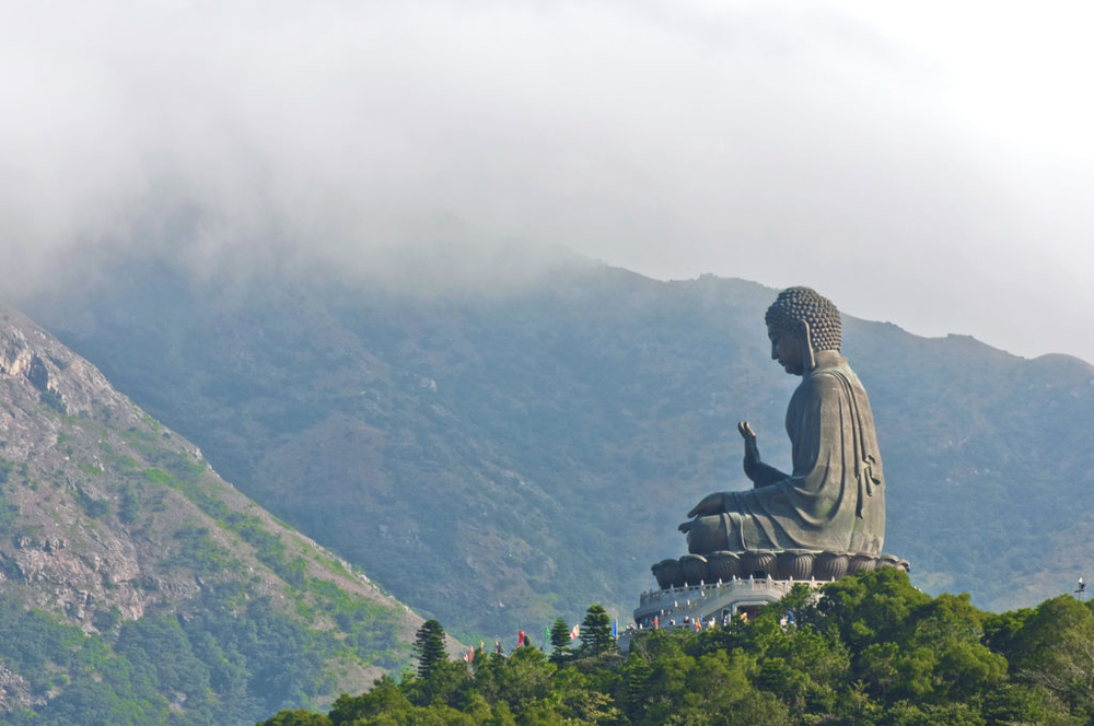 Tượng Đại Phật Thiên Tân cao 34m, nặng 220 tấn, tọa lạc tại vịnh Ngong Ping, đảo Lantau, Hồng Kông.