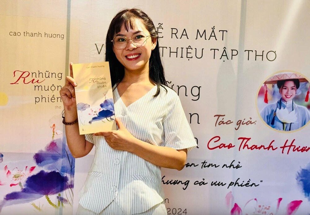 Tác giả Cao Thanh Hương và tập thơ Ru những muộn phiền - Ảnh: HỒ LAM