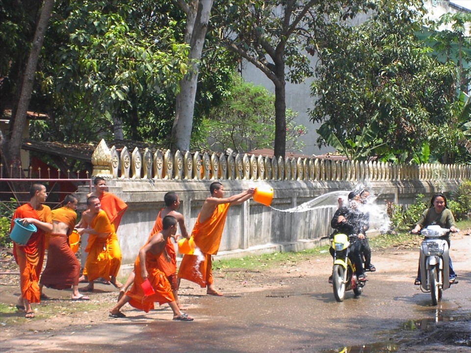 Lễ hội té nước ở Lào