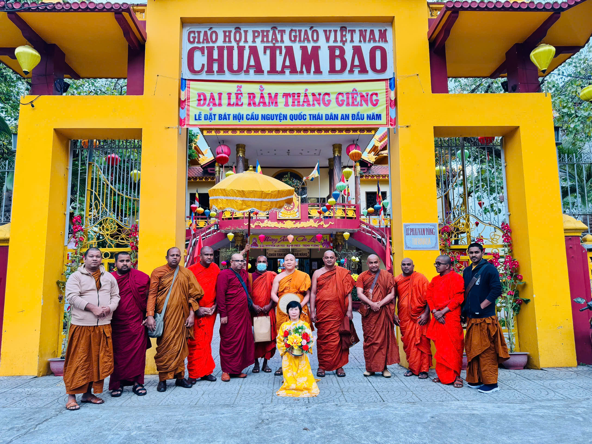 Đoàn Chư Tăng nước Sri Lanka viếng thăm chùa Tam Bảo đầu năm Xuân Ất Tỵ ...