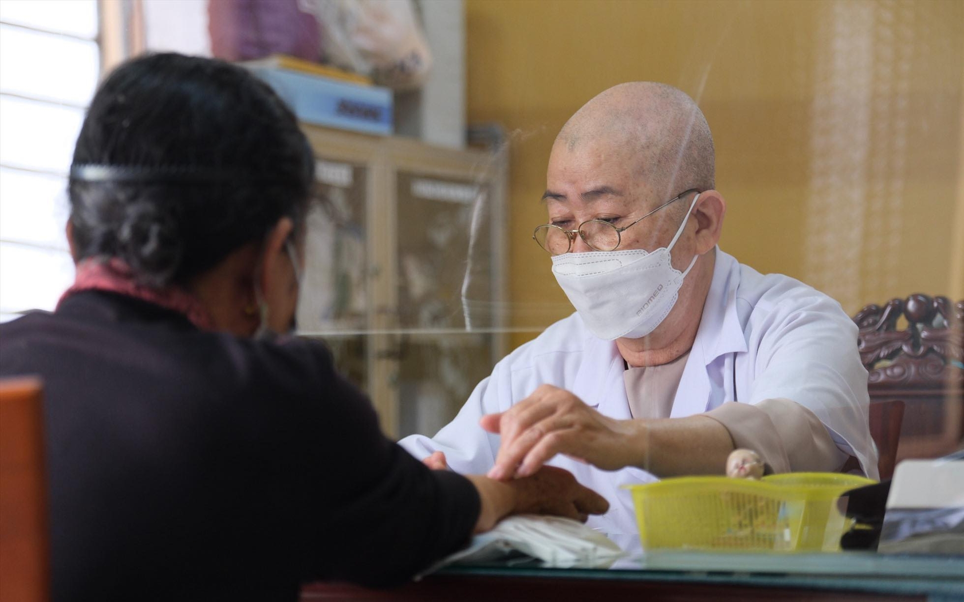 Thầy thuốc Việt Nam - Hoá thân Đức Dược Sư trong cuộc đời 1