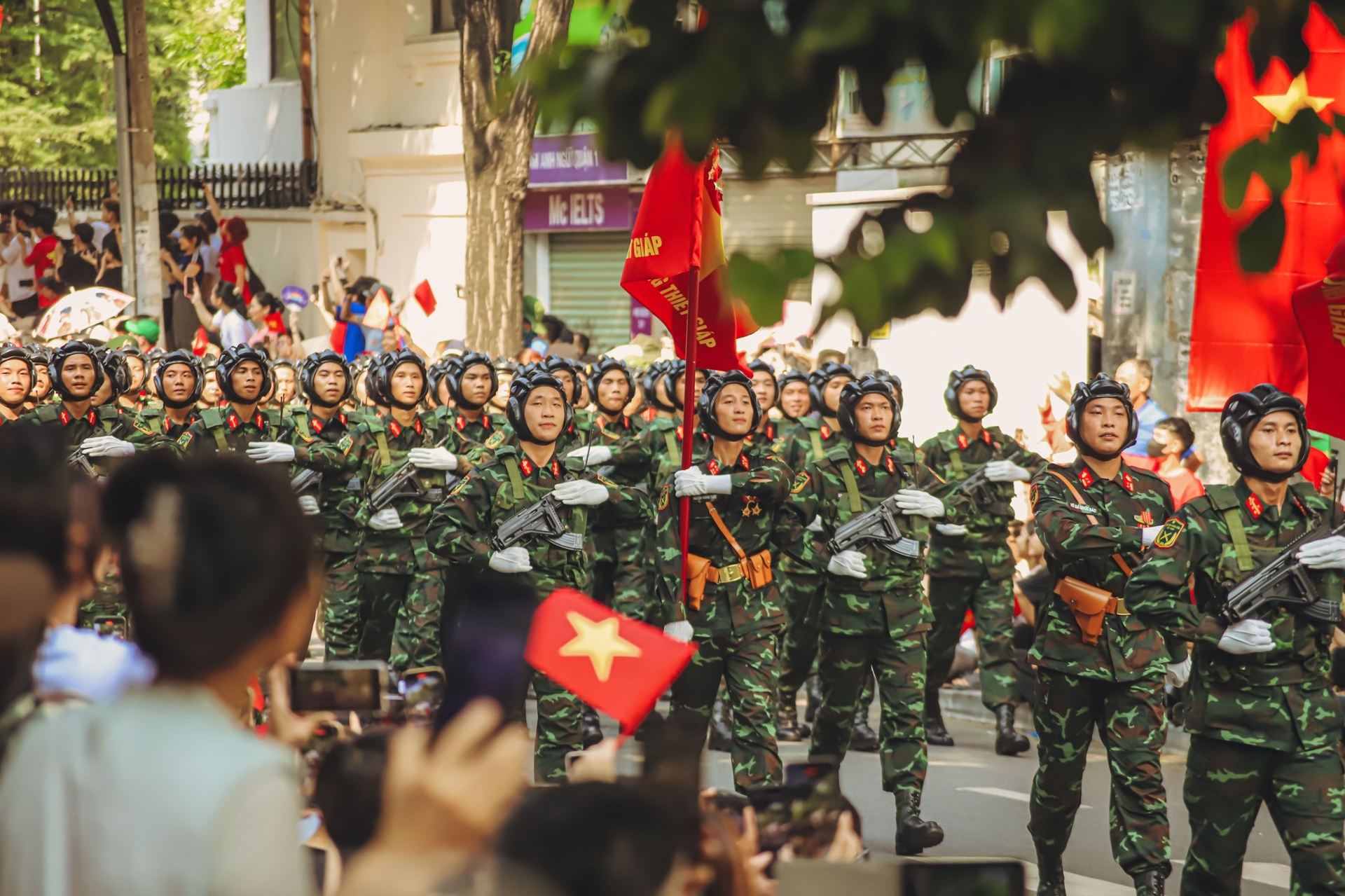 Bộ ảnh duyệt binh sáng 30/4