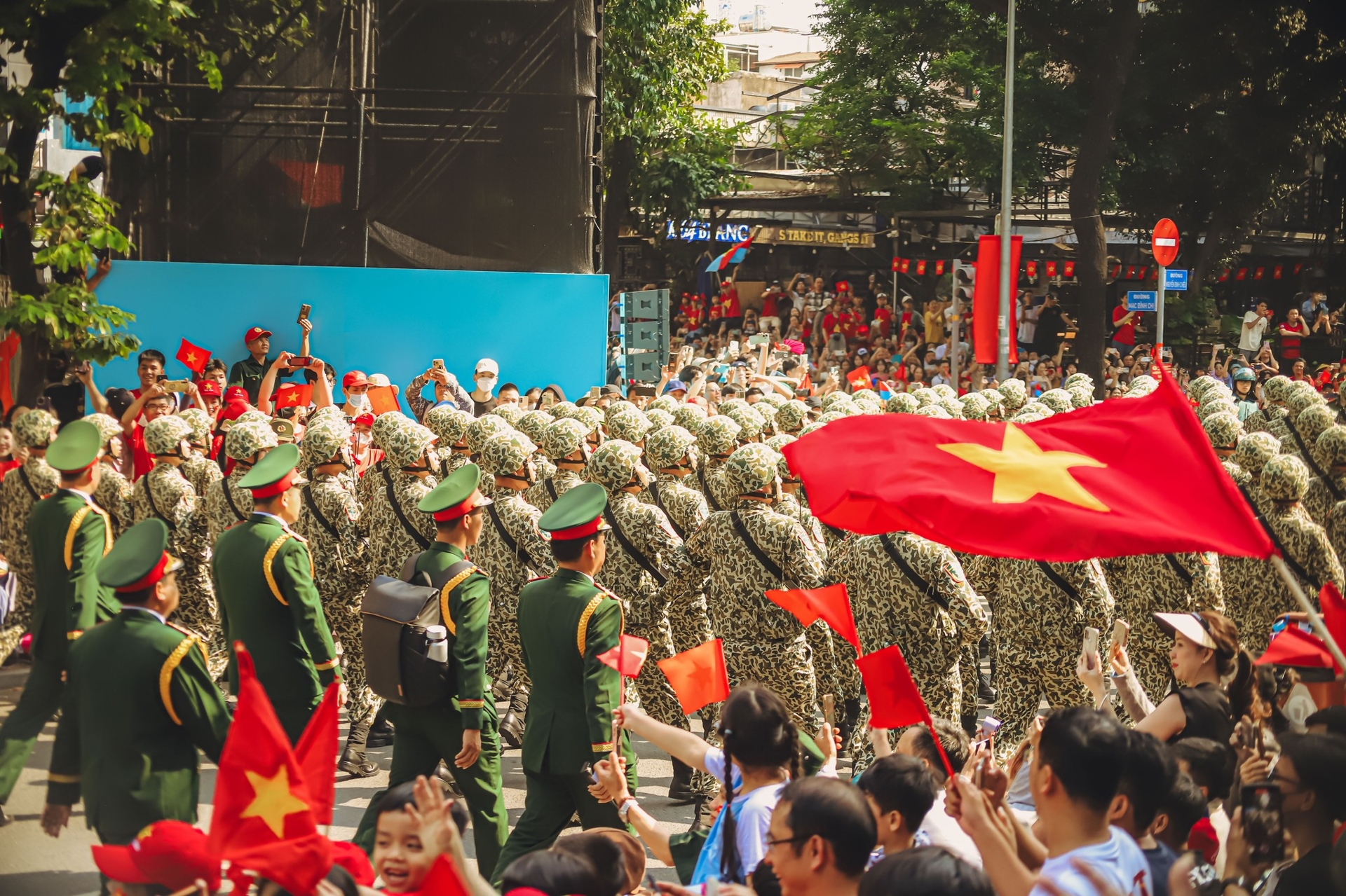Bộ ảnh duyệt binh sáng 30/4
