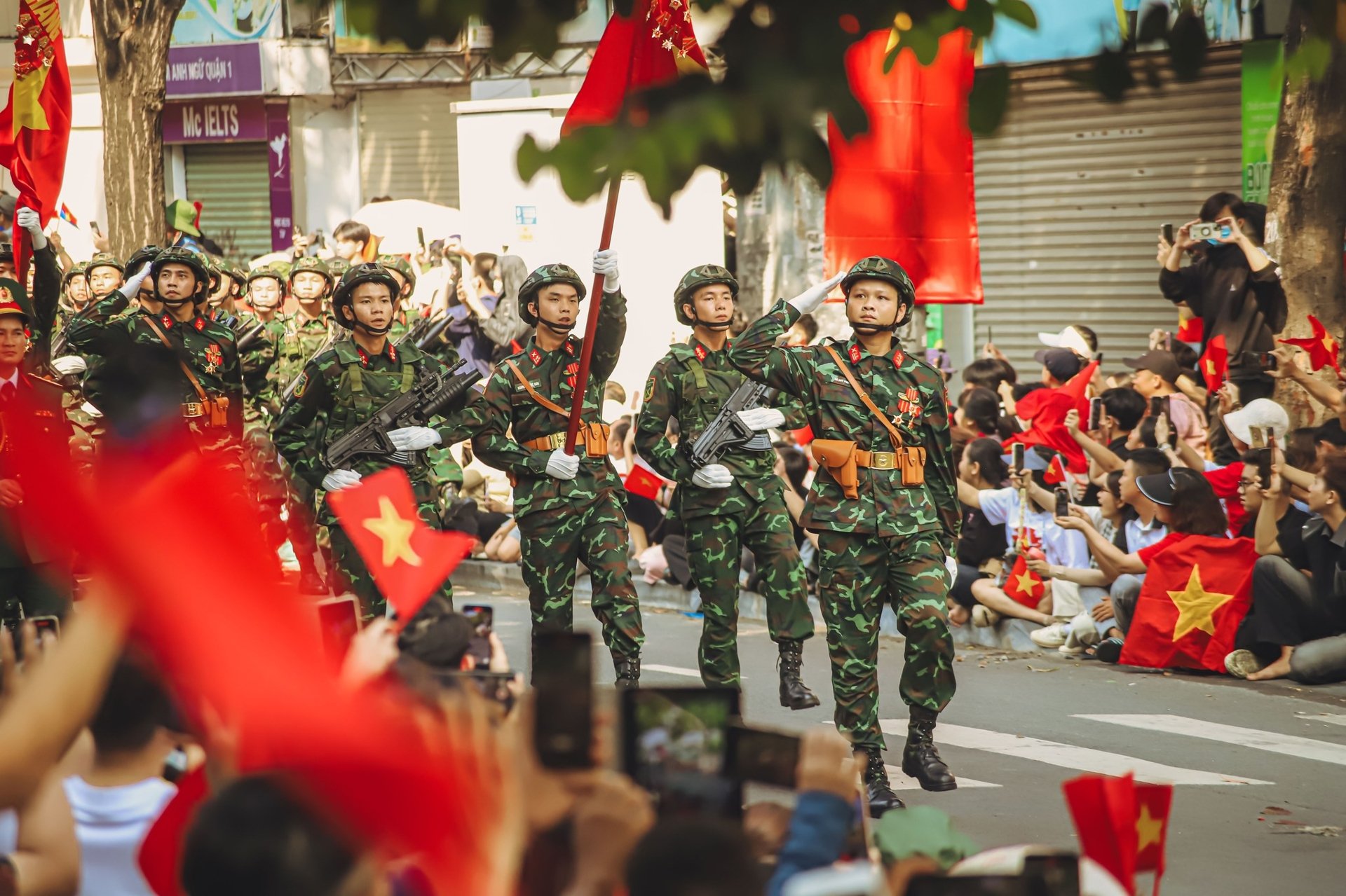 Bộ ảnh duyệt binh sáng 30/4