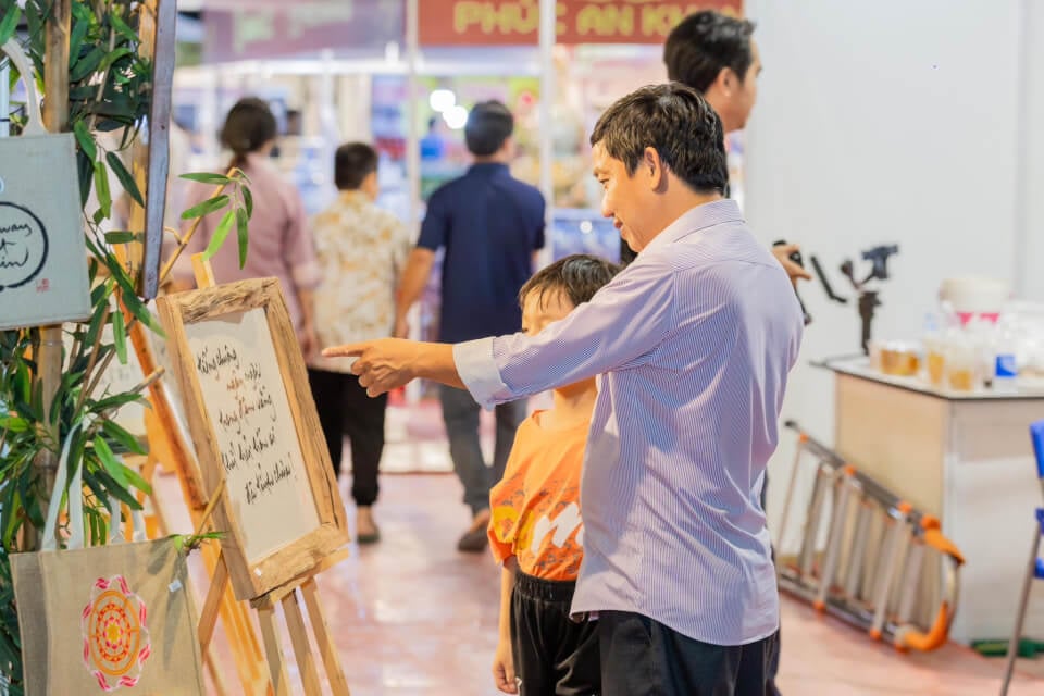 Dễ thương gian hàng thư pháp gây quỹ của vị sư trẻ 4