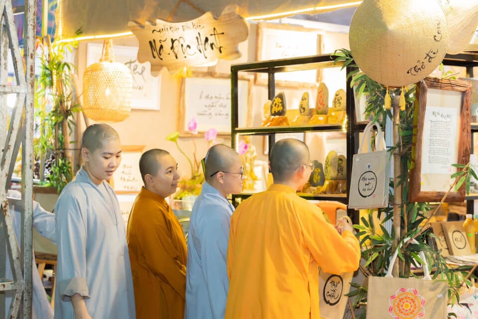 Dễ thương gian hàng thư pháp gây quỹ của vị sư trẻ 3