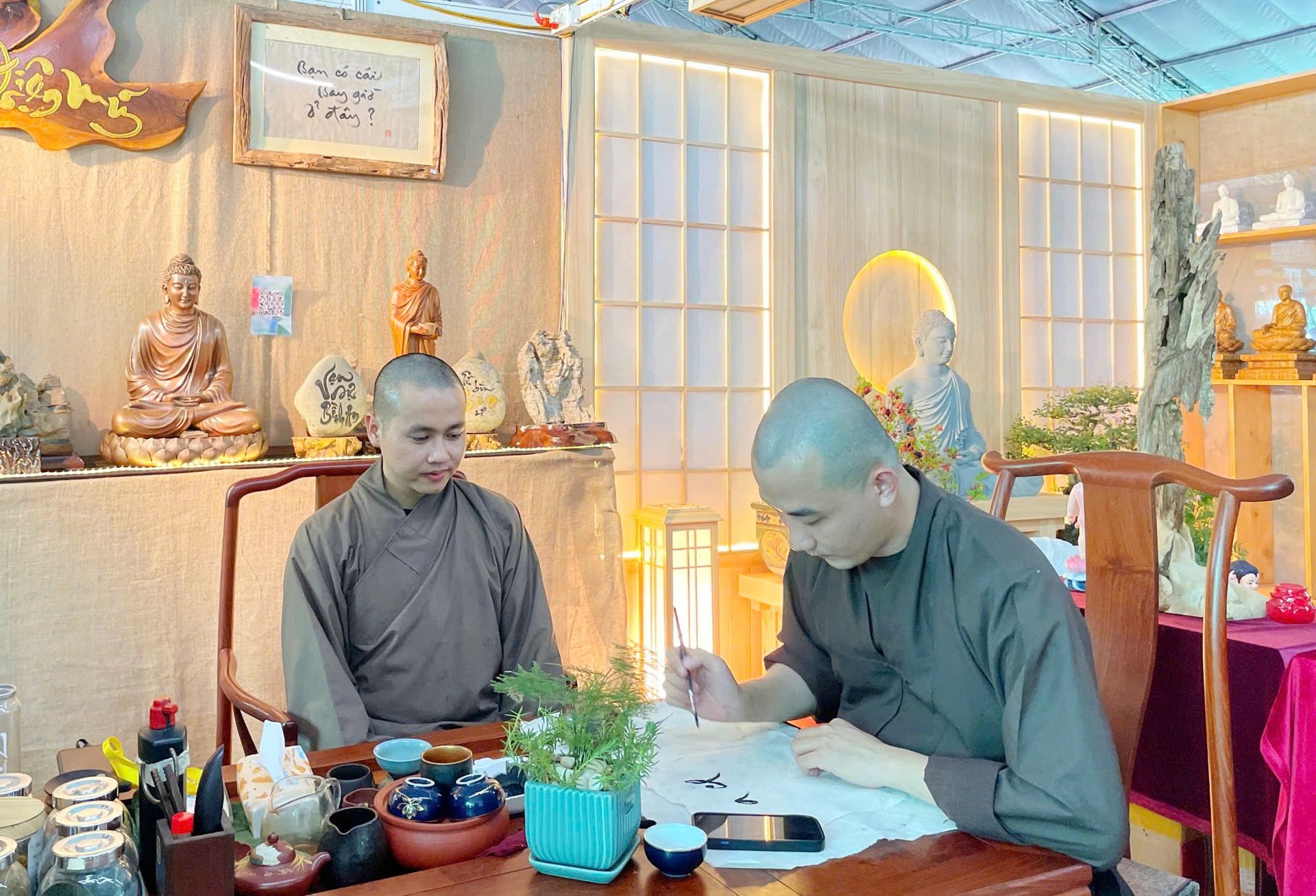 Dễ thương gian hàng thư pháp gây quỹ của vị sư trẻ 2
