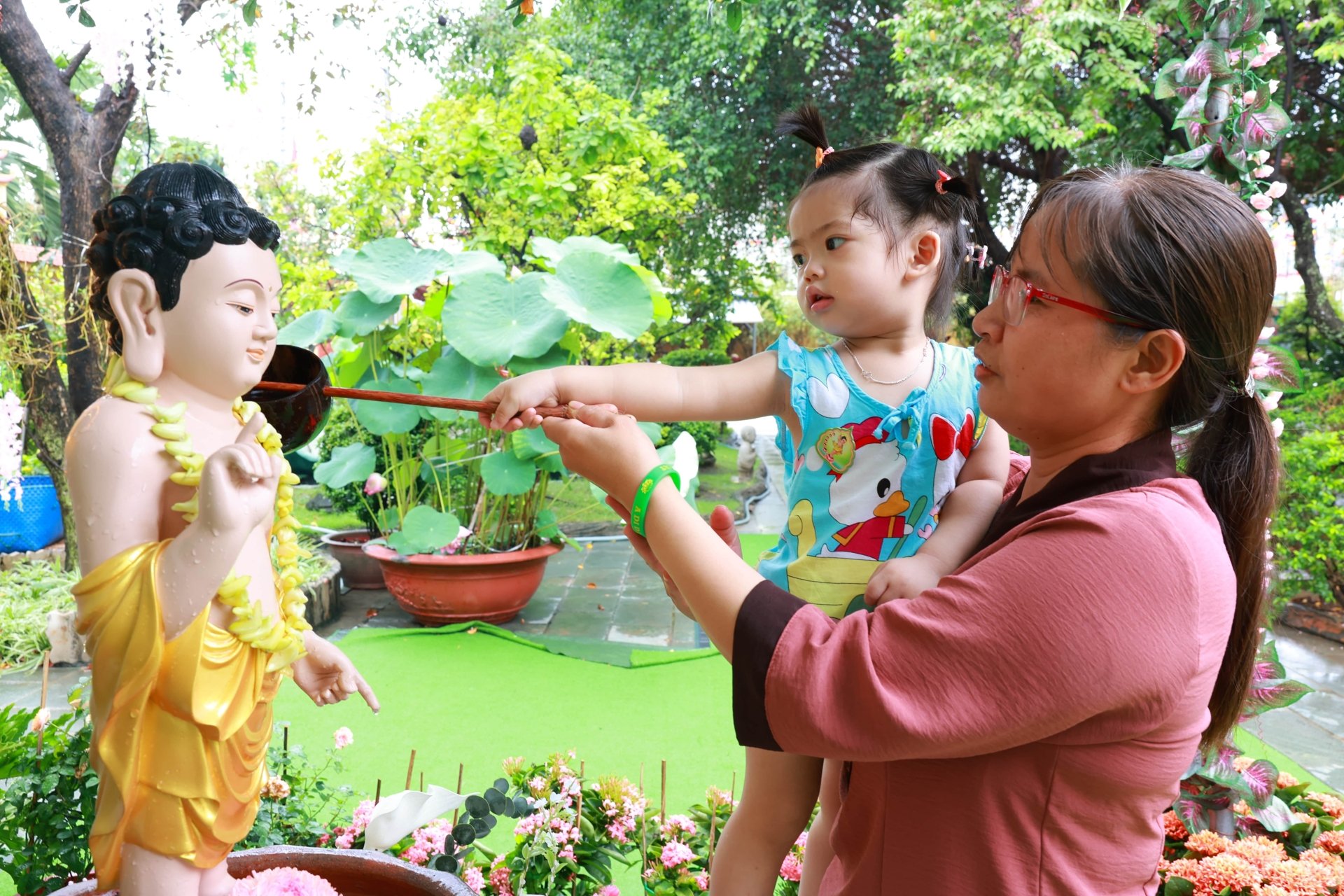 Hơn 200 Phật tử quy y Tam bảo tại chùa Thiên Quang mùa Phật Đản Vesak 2025 14