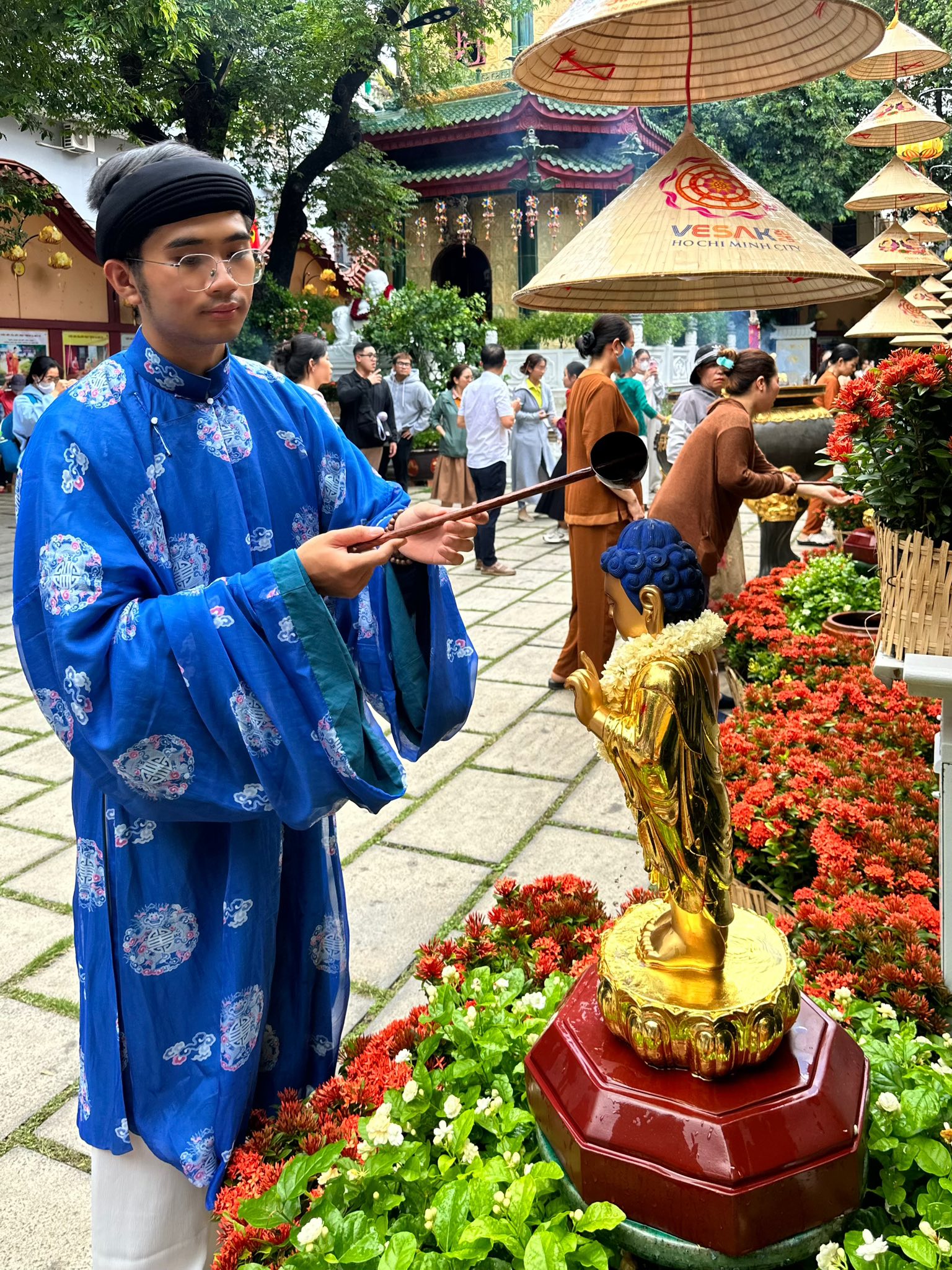 Khi người trẻ xúng xính áo hoa rước Phật 2