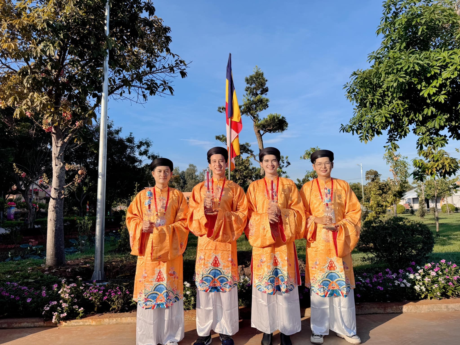 Khi người trẻ xúng xính áo hoa rước Phật 1