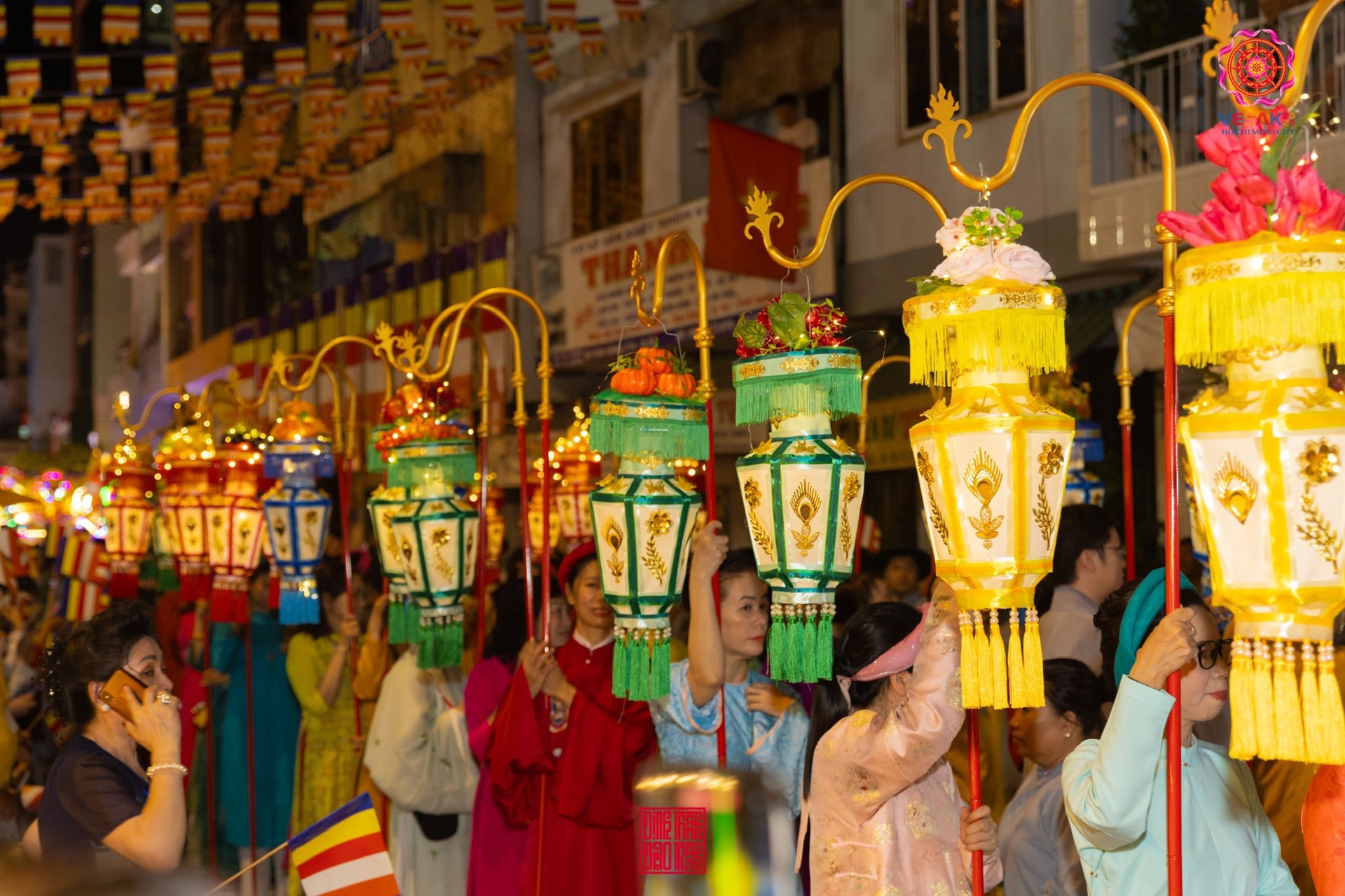 Khi người trẻ xúng xính áo hoa rước Phật 7