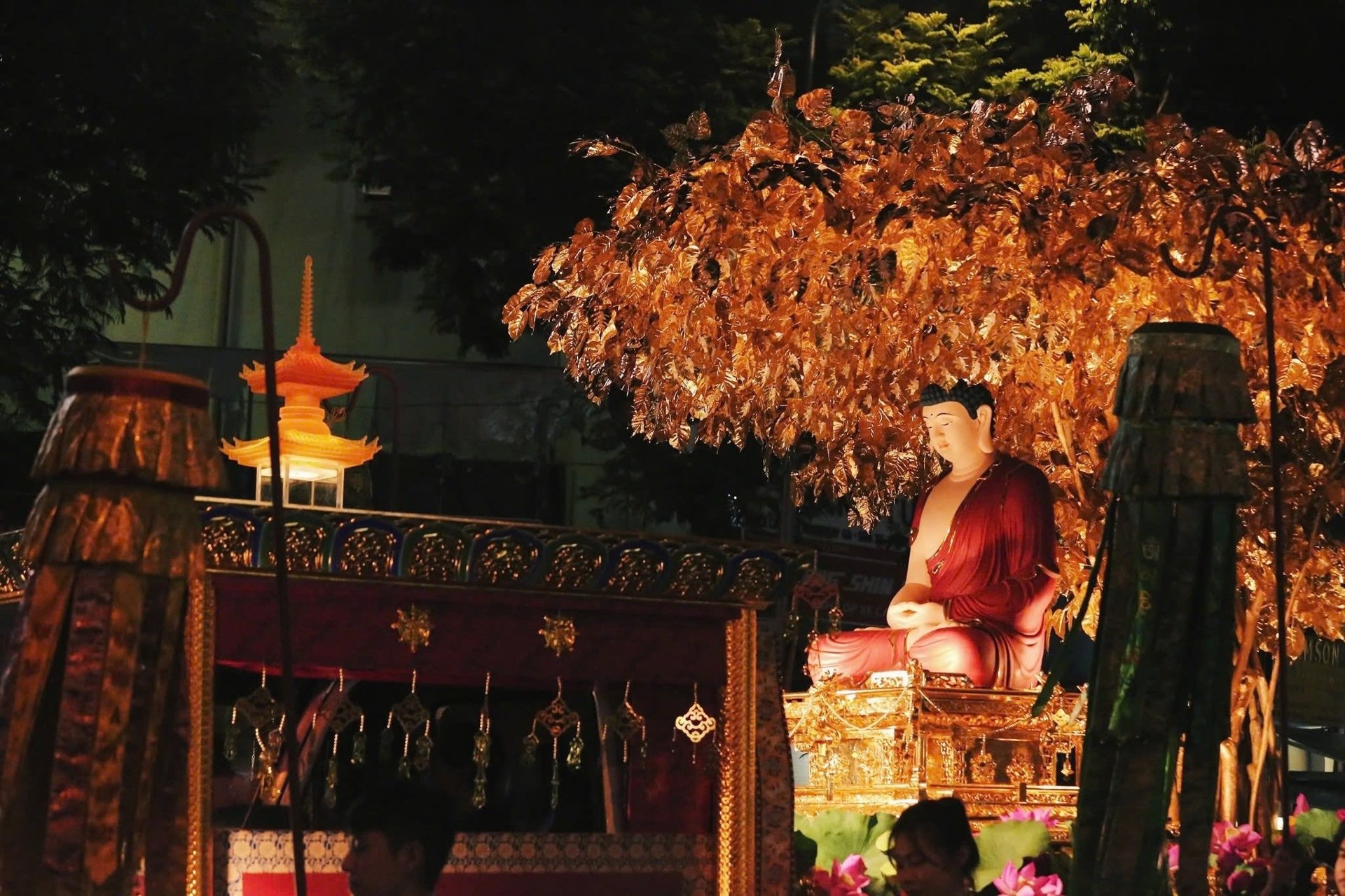Có hạnh phúc nào hơn được đón Phật về giữa nhân gian... 14