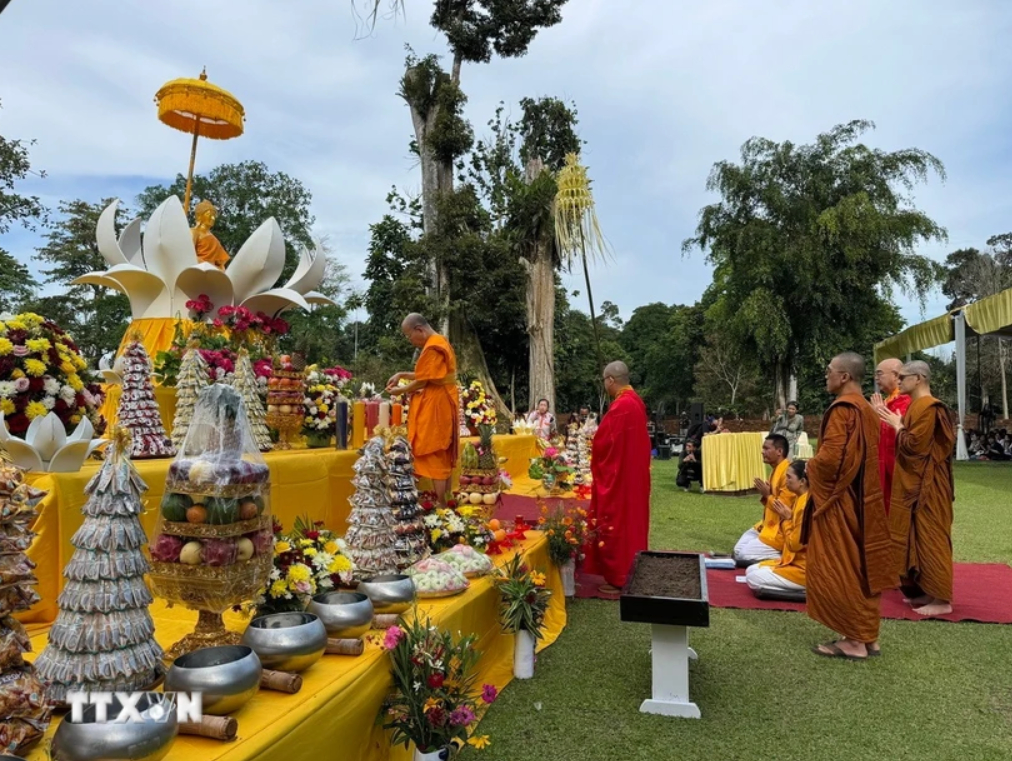 Lễ Phật đản tại trung tâm Phật giáo cổ đại Indonesia 1