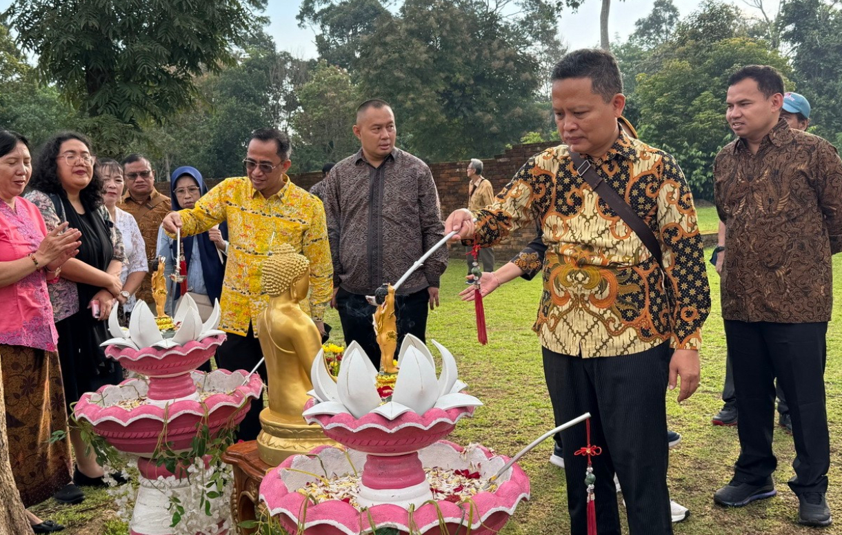 Lễ Phật đản tại trung tâm Phật giáo cổ đại Indonesia 2