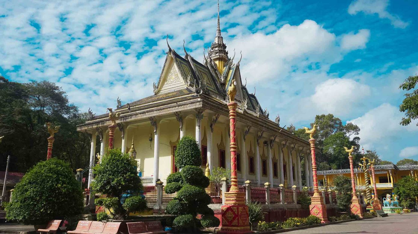 Khám phá ngôi chùa có cổng ba vòm cong như hang động ở Trà Vinh 1