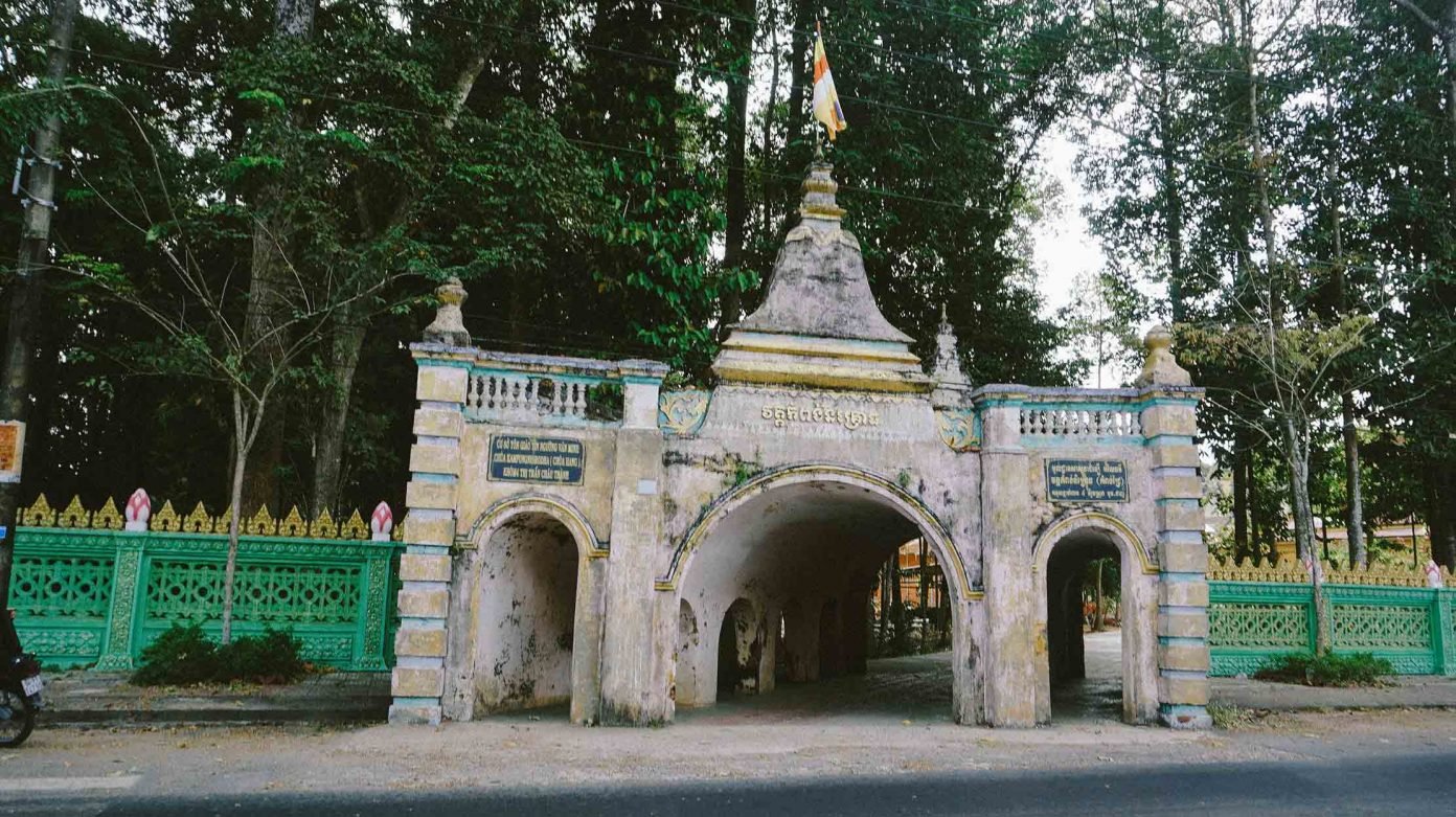 Khám phá ngôi chùa có cổng ba vòm cong như hang động ở Trà Vinh 10
