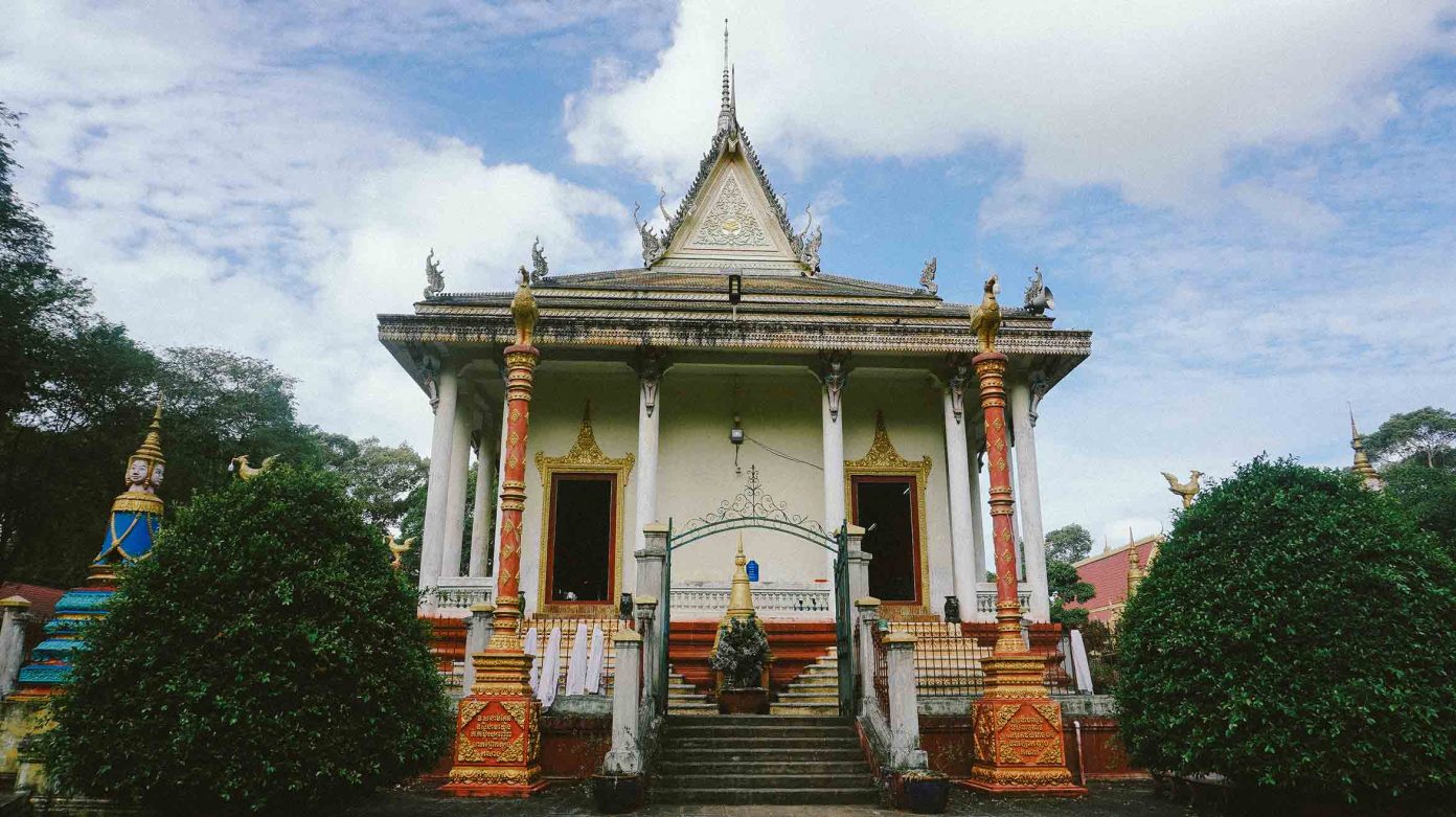 Khám phá ngôi chùa có cổng ba vòm cong như hang động ở Trà Vinh 2