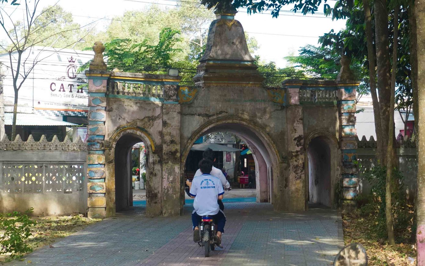 Khám phá ngôi chùa có cổng ba vòm cong như hang động ở Trà Vinh 3