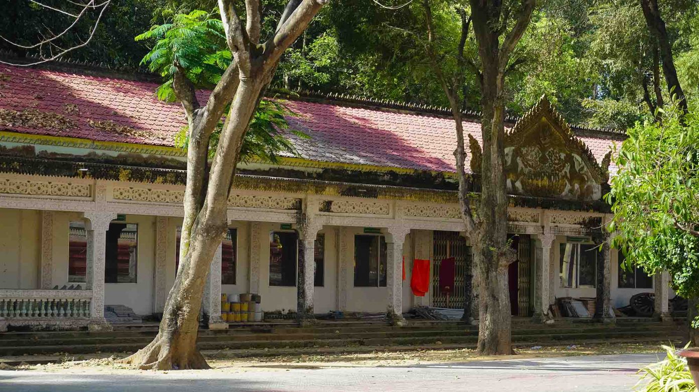 Khám phá ngôi chùa có cổng ba vòm cong như hang động ở Trà Vinh 7