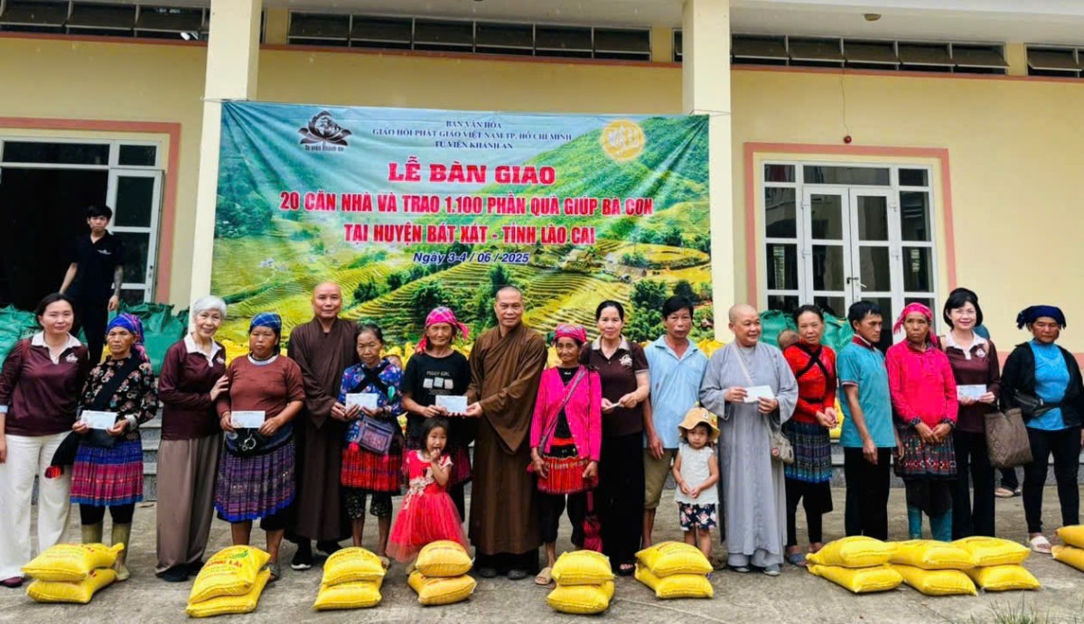 Ban Văn hóa GHPGVN TP.HCM và tu viện Khánh An trao tặng nhà và quà tại Lào Cai 1