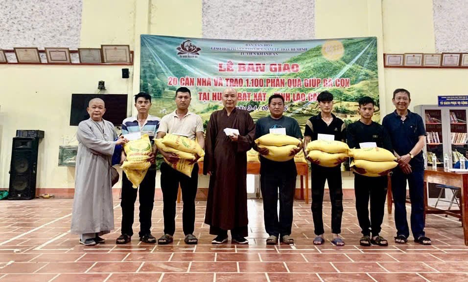 Ban Văn hóa GHPGVN TP.HCM và tu viện Khánh An trao tặng nhà và quà tại Lào Cai 12
