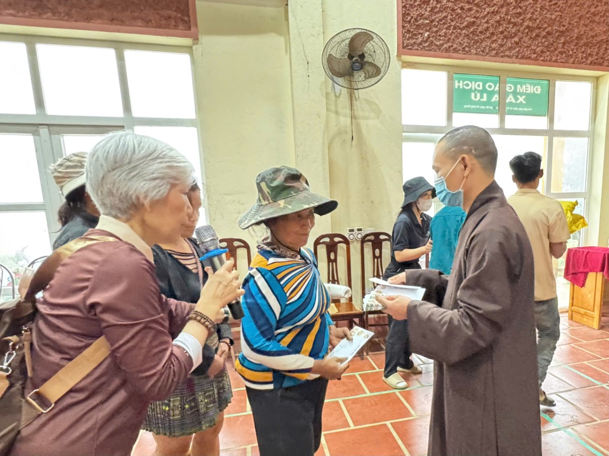 Ban Văn hóa GHPGVN TP.HCM và tu viện Khánh An trao tặng nhà và quà tại Lào Cai 2