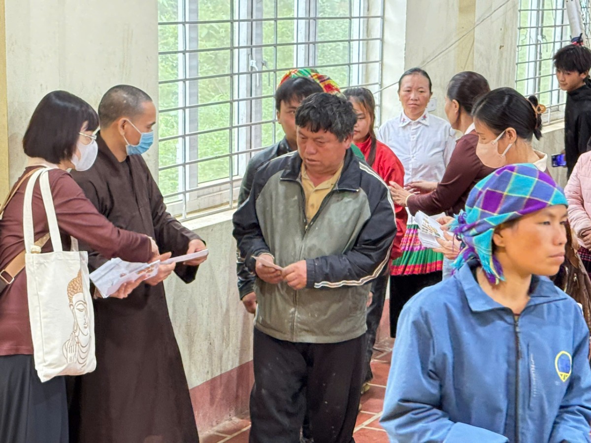 Ban Văn hóa GHPGVN TP.HCM và tu viện Khánh An trao tặng nhà và quà tại Lào Cai 4