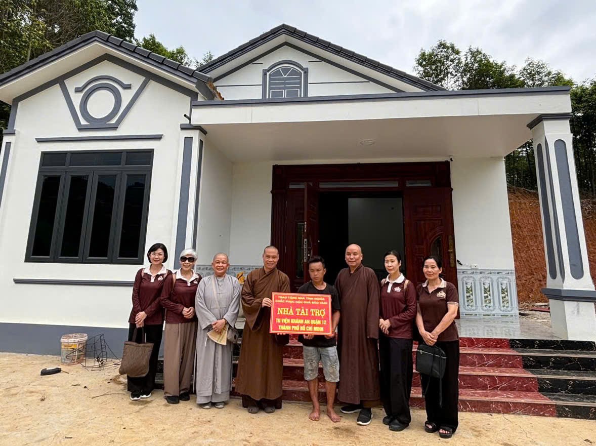 Ban Văn hóa GHPGVN TP.HCM và tu viện Khánh An trao tặng nhà và quà tại Lào Cai 5