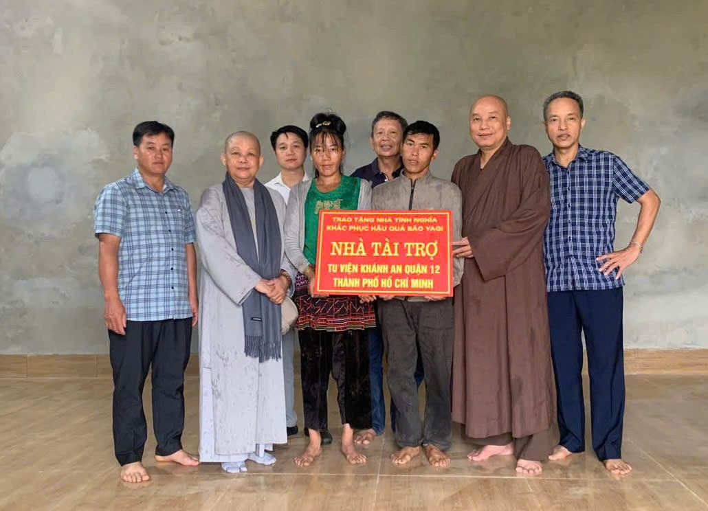 Ban Văn hóa GHPGVN TP.HCM và tu viện Khánh An trao tặng nhà và quà tại Lào Cai 7